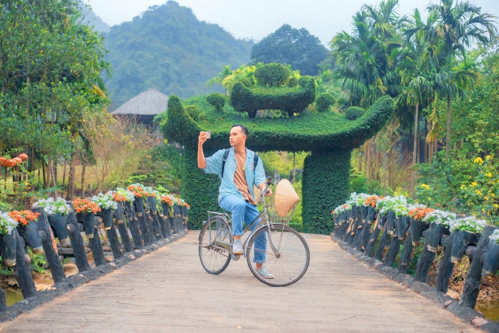 Du khách nên mang giày thể thao để dễ dàng di chuyển trong khu du lịch